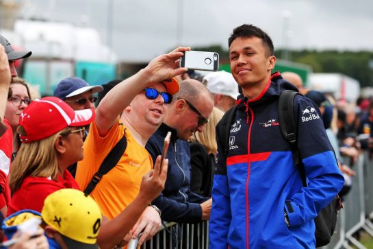 Alexander Albon (THA) Scuderia Toro Rosso with fans.
14.07.2019. Formula 1 World Championship, Rd 10, British Grand Prix, Silverstone, England, Race Day.
- www.xpbimages.com, EMail: requests@xpbimages.com - copy of publication required for printed pictures. Every used picture is fee-liable. © Copyright: Moy / XPB Images
