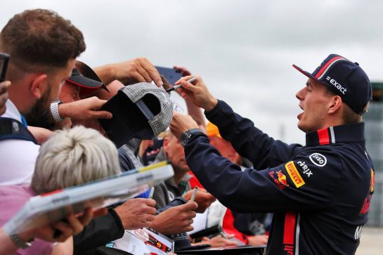 Max Verstappen (NLD) Red Bull Racing signs autographs for the fans.
14.07.2019. Formula 1 World Championship, Rd 10, British Grand Prix, Silverstone, England, Race Day.
- www.xpbimages.com, EMail: requests@xpbimages.com - copy of publication required for printed pictures. Every used picture is fee-liable. © Copyright: Moy / XPB Images
