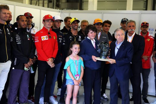 Jean Todt (FRA) FIA President with Justin and Charlotte Whiting (GBR), Ross Brawn (GBR) Managing Director, Motor Sports; Chase Carey (USA) Formula One Group Chairman; and the drivers.
14.07.2019. Formula 1 World Championship, Rd 10, British Grand Prix, Silverstone, England, Race Day.
- www.xpbimages.com, EMail: requests@xpbimages.com - copy of publication required for printed pictures. Every used picture is fee-liable. © Copyright: Davenport / XPB Images