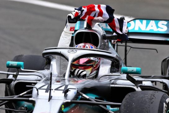 Race winner Lewis Hamilton (GBR) Mercedes AMG F1 W10 celebrates in parc ferme.
14.07.2019. Formula 1 World Championship, Rd 10, British Grand Prix, Silverstone, England, Race Day.
- www.xpbimages.com, EMail: requests@xpbimages.com - copy of publication required for printed pictures. Every used picture is fee-liable. © Copyright: Moy / XPB Images