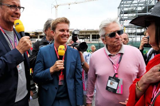 Nico Rosberg (GER) with Michael Douglas (USA) Actor and Catherine Zeta-Jones (GBR) Actress on the grid.
14.07.2019. Formula 1 World Championship, Rd 10, British Grand Prix, Silverstone, England, Race Day.
- www.xpbimages.com, EMail: requests@xpbimages.com - copy of publication required for printed pictures. Every used picture is fee-liable. © Copyright: Moy / XPB Images