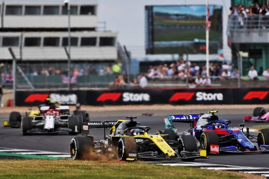 Daniel Ricciardo (AUS) Renault F1 Team RS19 runs wide.
14.07.2019. Formula 1 World Championship, Rd 10, British Grand Prix, Silverstone, England, Race Day.
- www.xpbimages.com, EMail: requests@xpbimages.com - copy of publication required for printed pictures. Every used picture is fee-liable. © Copyright: Moy / XPB Images
