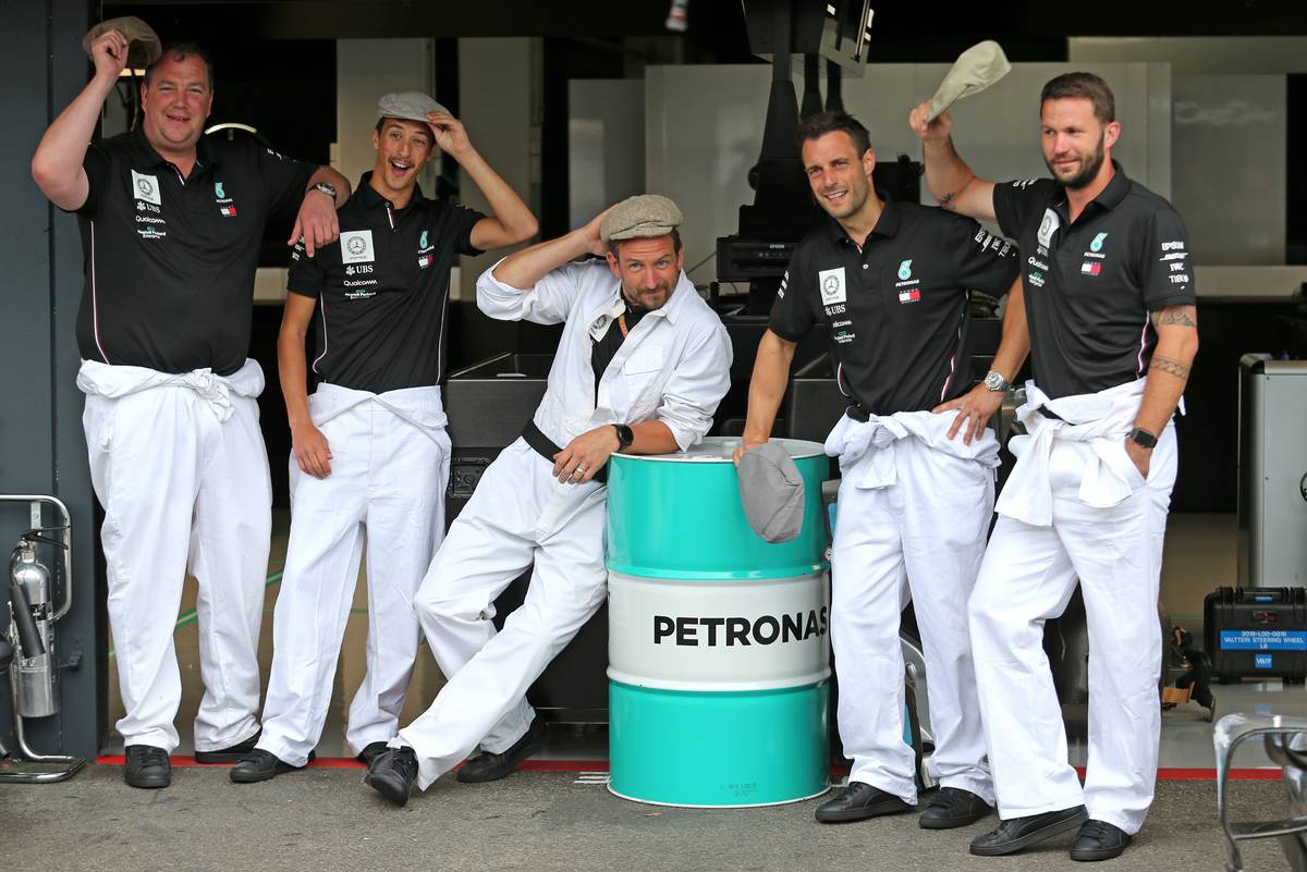 Куртка Mercedes AMG Petronas Formula one Team