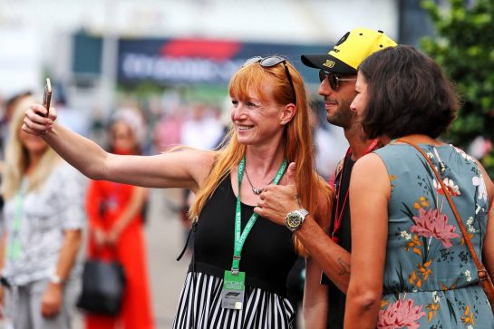 Daniel Ricciardo (AUS) Renault F1 Team with fans.
27.07.2019. Formula 1 World Championship, Rd 11, German Grand Prix, Hockenheim, Germany, Qualifying Day.
- www.xpbimages.com, EMail: requests@xpbimages.com - copy of publication required for printed pictures. Every used picture is fee-liable. © Copyright: Moy / XPB Images