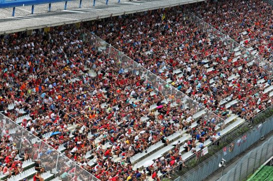 Fans in the grandstand.
27.07.2019. Formula 1 World Championship, Rd 11, German Grand Prix, Hockenheim, Germany, Qualifying Day.
- www.xpbimages.com, EMail: requests@xpbimages.com - copy of publication required for printed pictures. Every used picture is fee-liable. © Copyright: Moy / XPB Images