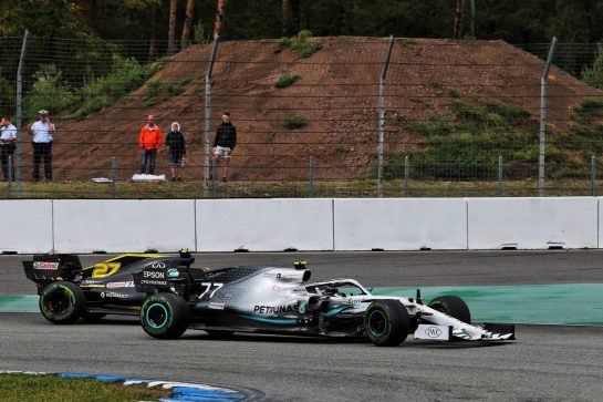 Valtteri Bottas (FIN) Mercedes AMG F1 W10 and Nico Hulkenberg (GER) Renault F1 Team RS19 battle for position.
28.07.2019. Formula 1 World Championship, Rd 11, German Grand Prix, Hockenheim, Germany, Race Day.
- www.xpbimages.com, EMail: requests@xpbimages.com - copy of publication required for printed pictures. Every used picture is fee-liable. © Copyright: Moy / XPB Images