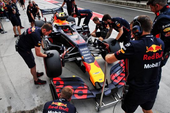 Pierre Gasly (FRA) Red Bull Racing RB15 in the pits.
03.08.2019. Formula 1 World Championship, Rd 12, Hungarian Grand Prix, Budapest, Hungary, Qualifying Day.
- www.xpbimages.com, EMail: requests@xpbimages.com - copy of publication required for printed pictures. Every used picture is fee-liable. © Copyright: Batchelor / XPB Images