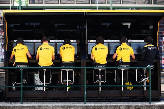 Renault F1 Team pit gantry.
03.08.2019. Formula 1 World Championship, Rd 12, Hungarian Grand Prix, Budapest, Hungary, Qualifying Day.
- www.xpbimages.com, EMail: requests@xpbimages.com - copy of publication required for printed pictures. Every used picture is fee-liable. © Copyright: Batchelor / XPB Images