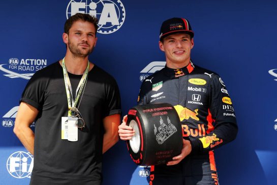 Max Verstappen (NLD) Red Bull Racing receives the Pirelli Pole Position Award.
03.08.2019. Formula 1 World Championship, Rd 12, Hungarian Grand Prix, Budapest, Hungary, Qualifying Day.
- www.xpbimages.com, EMail: requests@xpbimages.com - copy of publication required for printed pictures. Every used picture is fee-liable. © Copyright: Moy / XPB Images