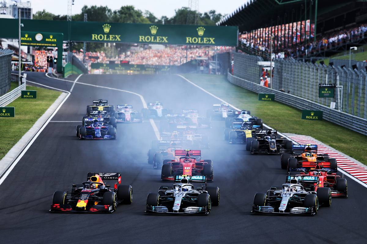 Max Verstappen (NLD) Red Bull Racing RB15; Valtteri Bottas (FIN) Mercedes AMG F1 W10; and Lewis Hamilton (GBR) Mercedes AMG F1 W10, at the start of the race.