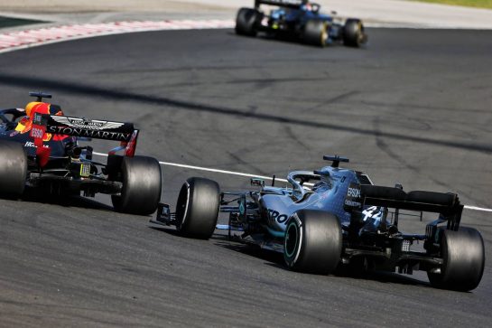 Max Verstappen (NLD) Red Bull Racing RB15 and Lewis Hamilton (GBR) Mercedes AMG F1 W10 battle for the lead of the race.
04.08.2019. Formula 1 World Championship, Rd 12, Hungarian Grand Prix, Budapest, Hungary, Race Day.
- www.xpbimages.com, EMail: requests@xpbimages.com - copy of publication required for printed pictures. Every used picture is fee-liable. © Copyright: Moy / XPB Images