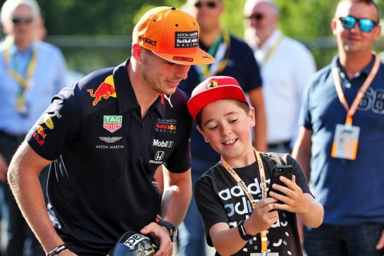 Max Verstappen (NLD) Red Bull Racing with a young fan.
30.08.2019. Formula 1 World Championship, Rd 13, Belgian Grand Prix, Spa Francorchamps, Belgium, Practice Day.
- www.xpbimages.com, EMail: requests@xpbimages.com - copy of publication required for printed pictures. Every used picture is fee-liable. © Copyright: Batchelor / XPB Images