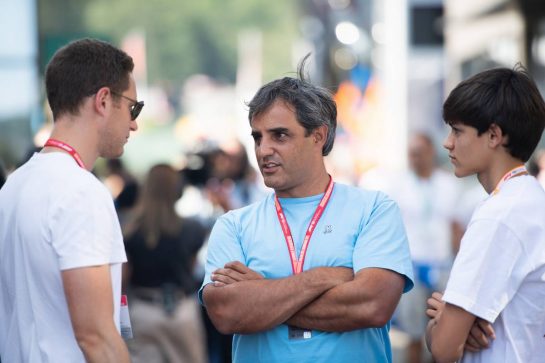 Juan Pablo Montoya (COL) with his son Sebastian Montoya (COL) and Stoffel Vandoorne (BEL).
31.08.2019. Formula 1 World Championship, Rd 13, Belgian Grand Prix, Spa Francorchamps, Belgium, Qualifying Day.
- www.xpbimages.com, EMail: requests@xpbimages.com - copy of publication required for printed pictures. Every used picture is fee-liable. © Copyright: Price / XPB Images