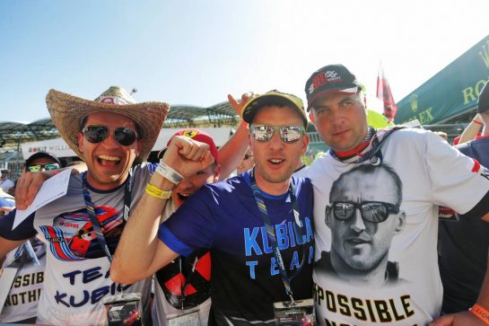 Robert Kubica (POL) Williams Racing fans.
01.08.2019. Formula 1 World Championship, Rd 12, Hungarian Grand Prix, Budapest, Hungary, Preparation Day.
- www.xpbimages.com, EMail: requests@xpbimages.com - copy of publication required for printed pictures. Every used picture is fee-liable. © Copyright: Bearne / XPB Images