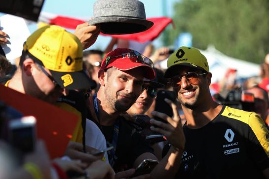 Daniel Ricciardo (AUS), Renault F1 Team 
01.08.2019. Formula 1 World Championship, Rd 12, Hungarian Grand Prix, Budapest, Hungary, Preparation Day.
- www.xpbimages.com, EMail: requests@xpbimages.com - copy of publication required for printed pictures. Every used picture is fee-liable. © Copyright: Charniaux / XPB Images