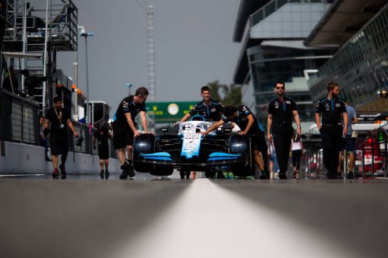Williams Racing FW42 of George Russell (GBR) Williams Racing pushed down the pit lane by mechanics.
05.09.2019. Formula 1 World Championship, Rd 14, Italian Grand Prix, Monza, Italy, Preparation Day.
- www.xpbimages.com, EMail: requests@xpbimages.com - copy of publication required for printed pictures. Every used picture is fee-liable. © Copyright: Filipe / XPB Images