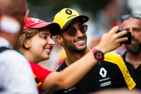 Daniel Ricciardo (AUS) Renault F1 Team with fans.
05.09.2019. Formula 1 World Championship, Rd 14, Italian Grand Prix, Monza, Italy, Preparation Day.
- www.xpbimages.com, EMail: requests@xpbimages.com - copy of publication required for printed pictures. Every used picture is fee-liable. © Copyright: Filipe / XPB Images