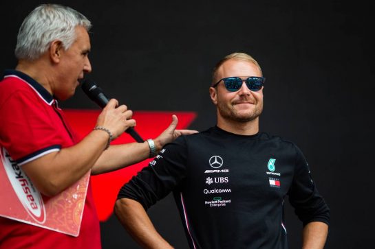 Valtteri Bottas (FIN) Mercedes AMG F1 on the FanZone stage.
05.09.2019. Formula 1 World Championship, Rd 14, Italian Grand Prix, Monza, Italy, Preparation Day.
- www.xpbimages.com, EMail: requests@xpbimages.com - copy of publication required for printed pictures. Every used picture is fee-liable. © Copyright: Filipe / XPB Images