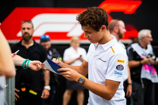 Lando Norris (GBR) McLaren signs autographs for the fans.
05.09.2019. Formula 1 World Championship, Rd 14, Italian Grand Prix, Monza, Italy, Preparation Day.
- www.xpbimages.com, EMail: requests@xpbimages.com - copy of publication required for printed pictures. Every used picture is fee-liable. © Copyright: Filipe / XPB Images