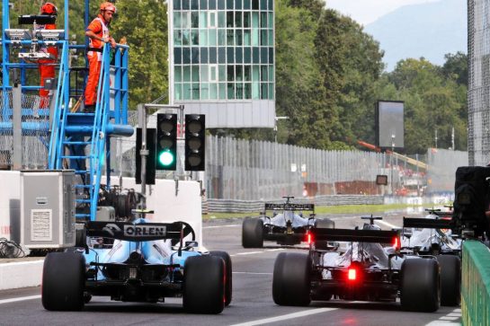 Robert Kubica (POL) Williams Racing FW42 and Lewis Hamilton (GBR) Mercedes AMG F1 W10 at the pit lane exit.
07.09.2019. Formula 1 World Championship, Rd 14, Italian Grand Prix, Monza, Italy, Qualifying Day.
- www.xpbimages.com, EMail: requests@xpbimages.com - copy of publication required for printed pictures. Every used picture is fee-liable. © Copyright: Batchelor / XPB Images