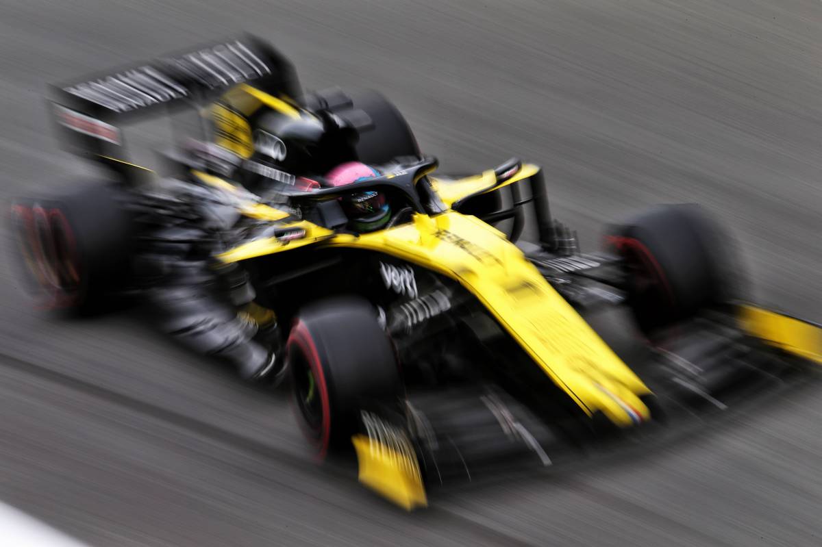 Daniel Ricciardo (AUS) Renault F1 Team RS19.