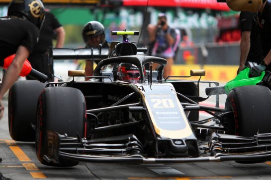Kevin Magnussen (DEN) Haas VF-19 - front wing change.
07.09.2019. Formula 1 World Championship, Rd 14, Italian Grand Prix, Monza, Italy, Qualifying Day.
- www.xpbimages.com, EMail: requests@xpbimages.com - copy of publication required for printed pictures. Every used picture is fee-liable. © Copyright: Filipe / XPB Images