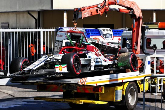 The Alfa Romeo Racing C38 of Kimi Raikkonen (FIN) Alfa Romeo Racing is recovered back to the pits on the back of a truck after crashing during qualifying.
07.09.2019. Formula 1 World Championship, Rd 14, Italian Grand Prix, Monza, Italy, Qualifying Day.
- www.xpbimages.com, EMail: requests@xpbimages.com - copy of publication required for printed pictures. Every used picture is fee-liable. © Copyright: Batchelor / XPB Images