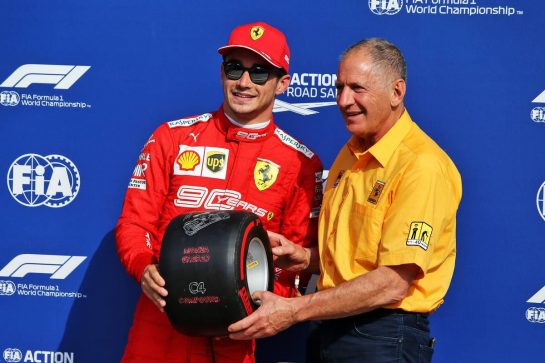 Charles Leclerc (MON) Ferrari receives the Pirelli pole position award from Jody Scheckter (RSA).
07.09.2019. Formula 1 World Championship, Rd 14, Italian Grand Prix, Monza, Italy, Qualifying Day.
- www.xpbimages.com, EMail: requests@xpbimages.com - copy of publication required for printed pictures. Every used picture is fee-liable. © Copyright: Moy / XPB Images
