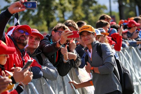 Lando Norris (GBR) McLaren with fans.
08.09.2019. Formula 1 World Championship, Rd 14, Italian Grand Prix, Monza, Italy, Race Day.
- www.xpbimages.com, EMail: requests@xpbimages.com - copy of publication required for printed pictures. Every used picture is fee-liable. © Copyright: Filipe / XPB Images