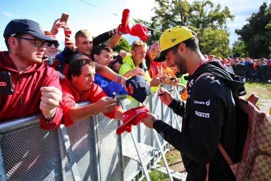 Daniel Ricciardo (AUS) Renault F1 Team signs autographs for the fans.
08.09.2019. Formula 1 World Championship, Rd 14, Italian Grand Prix, Monza, Italy, Race Day.
- www.xpbimages.com, EMail: requests@xpbimages.com - copy of publication required for printed pictures. Every used picture is fee-liable. © Copyright: Filipe / XPB Images