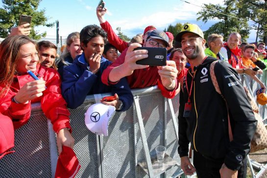 Daniel Ricciardo (AUS) Renault F1 Team with fans.
08.09.2019. Formula 1 World Championship, Rd 14, Italian Grand Prix, Monza, Italy, Race Day.
- www.xpbimages.com, EMail: requests@xpbimages.com - copy of publication required for printed pictures. Every used picture is fee-liable. © Copyright: Filipe / XPB Images
