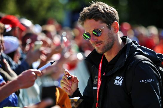 Romain Grosjean (FRA) Haas F1 Team signs autographs for the fans.
08.09.2019. Formula 1 World Championship, Rd 14, Italian Grand Prix, Monza, Italy, Race Day.
- www.xpbimages.com, EMail: requests@xpbimages.com - copy of publication required for printed pictures. Every used picture is fee-liable. © Copyright: Filipe / XPB Images