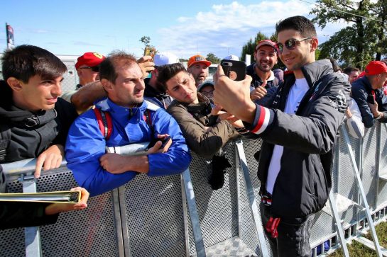 Esteban Ocon (FRA) Mercedes AMG F1 Reserve Driver with fans.
08.09.2019. Formula 1 World Championship, Rd 14, Italian Grand Prix, Monza, Italy, Race Day.
- www.xpbimages.com, EMail: requests@xpbimages.com - copy of publication required for printed pictures. Every used picture is fee-liable. © Copyright: Filipe / XPB Images