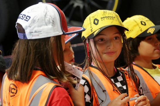 Grid kids on the drivers parade - Renault F1 Team cap.
08.09.2019. Formula 1 World Championship, Rd 14, Italian Grand Prix, Monza, Italy, Race Day.
- www.xpbimages.com, EMail: requests@xpbimages.com - copy of publication required for printed pictures. Every used picture is fee-liable. © Copyright: Bearne / XPB Images