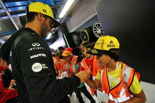 Daniel Ricciardo (AUS) Renault F1 Team with grid kids on the drivers parade.
08.09.2019. Formula 1 World Championship, Rd 14, Italian Grand Prix, Monza, Italy, Race Day.
- www.xpbimages.com, EMail: requests@xpbimages.com - copy of publication required for printed pictures. Every used picture is fee-liable. © Copyright: Bearne / XPB Images