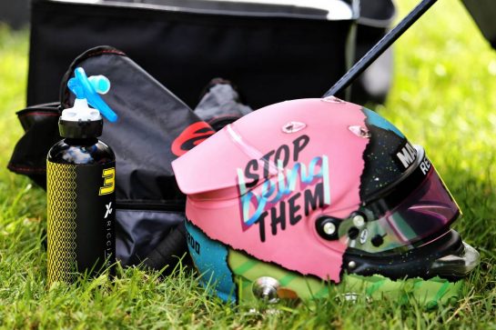 The helmet of Daniel Ricciardo (AUS) Renault F1 Team on the grid.
08.09.2019. Formula 1 World Championship, Rd 14, Italian Grand Prix, Monza, Italy, Race Day.
- www.xpbimages.com, EMail: requests@xpbimages.com - copy of publication required for printed pictures. Every used picture is fee-liable. © Copyright: Charniaux / XPB Images