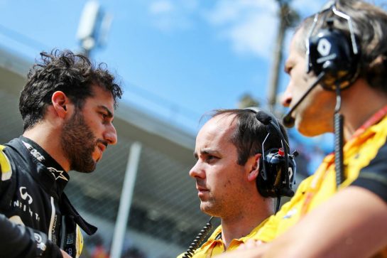 Daniel Ricciardo (AUS) Renault F1 Team on the grid with Karel Loos (BEL) Renault F1 Team Race Engineer and Ciaron Pilbeam (GBR) Renault F1 Team Chief Race Engineer.
08.09.2019. Formula 1 World Championship, Rd 14, Italian Grand Prix, Monza, Italy, Race Day.
- www.xpbimages.com, EMail: requests@xpbimages.com - copy of publication required for printed pictures. Every used picture is fee-liable. © Copyright: Charniaux / XPB Images