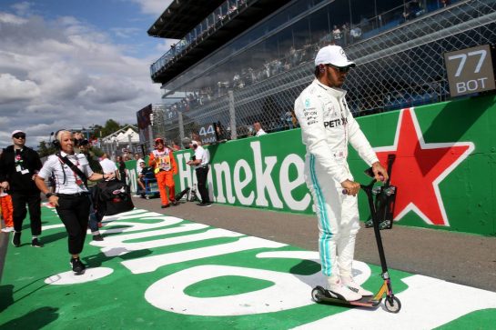 Lewis Hamilton (GBR) Mercedes AMG F1 on the drivers parade.
08.09.2019. Formula 1 World Championship, Rd 14, Italian Grand Prix, Monza, Italy, Race Day.
- www.xpbimages.com, EMail: requests@xpbimages.com - copy of publication required for printed pictures. Every used picture is fee-liable. © Copyright: Batchelor / XPB Images