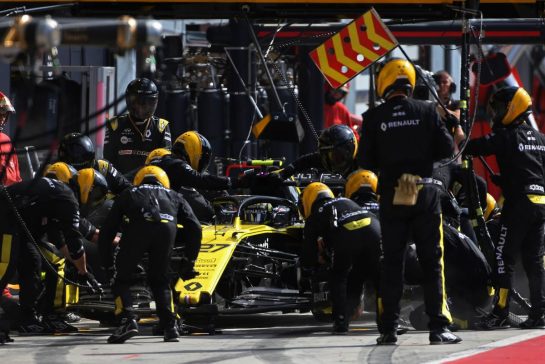 Nico Hulkenberg (GER), Renault Sport F1 Team during pitstop 
08.09.2019. Formula 1 World Championship, Rd 14, Italian Grand Prix, Monza, Italy, Race Day.
- www.xpbimages.com, EMail: requests@xpbimages.com - copy of publication required for printed pictures. Every used picture is fee-liable. © Copyright: Charniaux / XPB Images