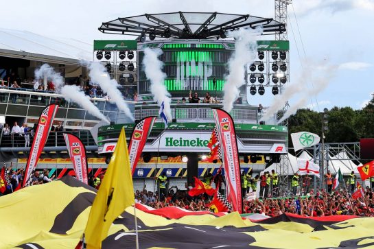 Dimitri Vegas & Like Mike play at the podium.
08.09.2019. Formula 1 World Championship, Rd 14, Italian Grand Prix, Monza, Italy, Race Day.
- www.xpbimages.com, EMail: requests@xpbimages.com - copy of publication required for printed pictures. Every used picture is fee-liable. © Copyright: Moy / XPB Images