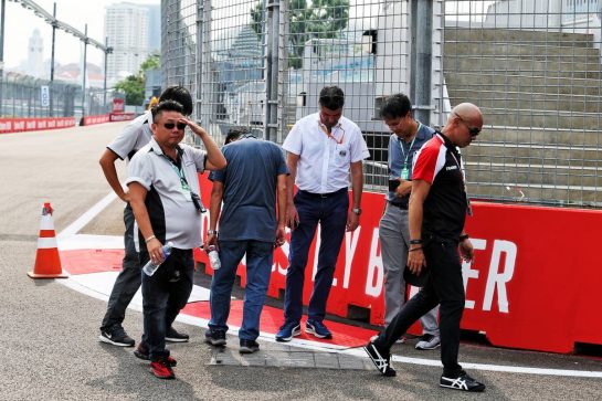 Michael Masi (AUS) FIA Race Director walks the circuit.
19.09.2019. Formula 1 World Championship, Rd 15, Singapore Grand Prix, Marina Bay Street Circuit, Singapore, Preparation Day.
- www.xpbimages.com, EMail: requests@xpbimages.com - copy of publication required for printed pictures. Every used picture is fee-liable. © Copyright: Moy / XPB Images