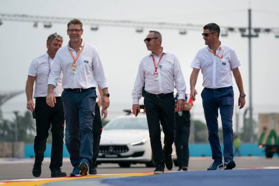 Bernd Maylander (GER) FIA Safety Car Driver (Left) walks the circuit with Michael Masi (AUS) FIA Race Director (Right).
19.09.2019. Formula 1 World Championship, Rd 15, Singapore Grand Prix, Marina Bay Street Circuit, Singapore, Preparation Day.
- www.xpbimages.com, EMail: requests@xpbimages.com - copy of publication required for printed pictures. Every used picture is fee-liable. © Copyright: Dungan / XPB Images
