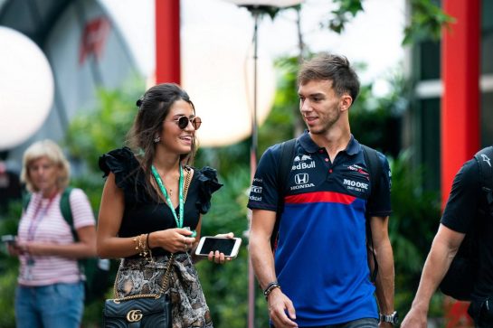 Pierre Gasly (FRA) Scuderia Toro Rosso with his girlfriend Caterina Masetti Zannini.
19.09.2019. Formula 1 World Championship, Rd 15, Singapore Grand Prix, Marina Bay Street Circuit, Singapore, Preparation Day.
- www.xpbimages.com, EMail: requests@xpbimages.com - copy of publication required for printed pictures. Every used picture is fee-liable. © Copyright: Dungan / XPB Images