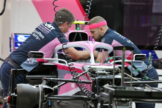 Racing Point F1 Team mechanics work on the Racing Point F1 Team RP19.
19.09.2019. Formula 1 World Championship, Rd 15, Singapore Grand Prix, Marina Bay Street Circuit, Singapore, Preparation Day.
- www.xpbimages.com, EMail: requests@xpbimages.com - copy of publication required for printed pictures. Every used picture is fee-liable. © Copyright: Moy / XPB Images