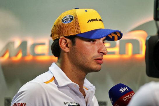 Carlos Sainz Jr (ESP) McLaren with the media.
19.09.2019. Formula 1 World Championship, Rd 15, Singapore Grand Prix, Marina Bay Street Circuit, Singapore, Preparation Day.
- www.xpbimages.com, EMail: requests@xpbimages.com - copy of publication required for printed pictures. Every used picture is fee-liable. © Copyright: Bearne / XPB Images