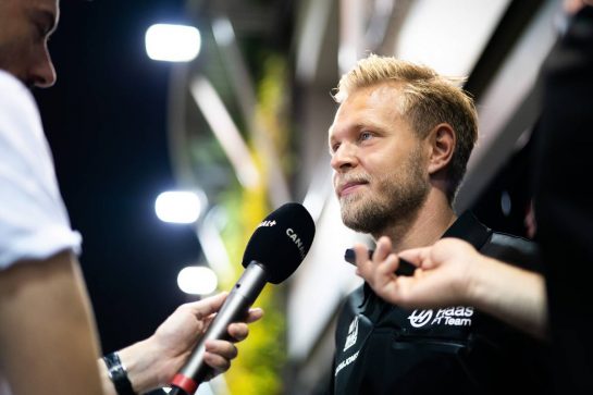 Kevin Magnussen (DEN) Haas F1 Team with the media.
19.09.2019. Formula 1 World Championship, Rd 15, Singapore Grand Prix, Marina Bay Street Circuit, Singapore, Preparation Day.
- www.xpbimages.com, EMail: requests@xpbimages.com - copy of publication required for printed pictures. Every used picture is fee-liable. © Copyright: Dungan / XPB Images