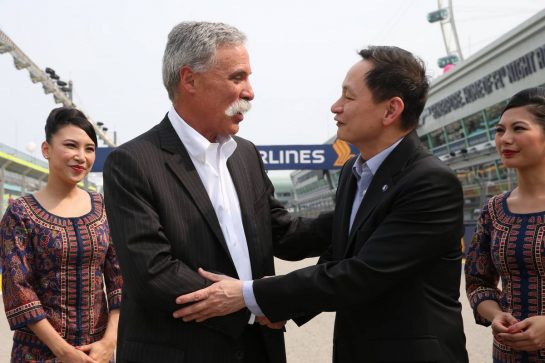 Chase Carey (USA) Formula One Group Chairman with Goh Choon Phong, CEO of Singapore Airlines - Title Sponsor agreement to 2021.
19.09.2019. Formula 1 World Championship, Rd 15, Singapore Grand Prix, Marina Bay Street Circuit, Singapore, Preparation Day.
- www.xpbimages.com, EMail: requests@xpbimages.com - copy of publication required for printed pictures. Every used picture is fee-liable. © Copyright: Batchelor / XPB Images