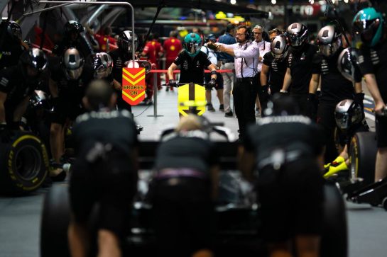 Mercedes AMG F1 practices a pit stop.
19.09.2019. Formula 1 World Championship, Rd 15, Singapore Grand Prix, Marina Bay Street Circuit, Singapore, Preparation Day.
- www.xpbimages.com, EMail: requests@xpbimages.com - copy of publication required for printed pictures. Every used picture is fee-liable. © Copyright: Dungan / XPB Images