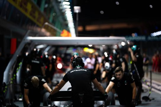 Mercedes AMG F1 practices a pit stop.
19.09.2019. Formula 1 World Championship, Rd 15, Singapore Grand Prix, Marina Bay Street Circuit, Singapore, Preparation Day.
- www.xpbimages.com, EMail: requests@xpbimages.com - copy of publication required for printed pictures. Every used picture is fee-liable. © Copyright: Dungan / XPB Images