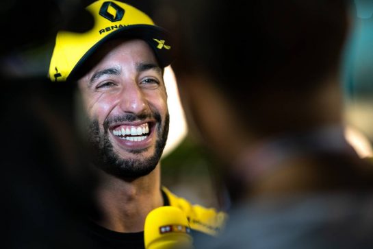 Daniel Ricciardo (AUS) Renault F1 Team with the media.
19.09.2019. Formula 1 World Championship, Rd 15, Singapore Grand Prix, Marina Bay Street Circuit, Singapore, Preparation Day.
- www.xpbimages.com, EMail: requests@xpbimages.com - copy of publication required for printed pictures. Every used picture is fee-liable. © Copyright: Dungan / XPB Images